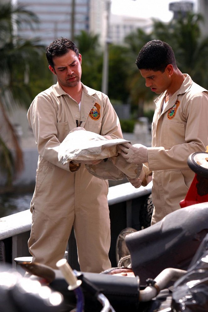CSI: Miami - Season 2 - Blood Brothers - Photos - Rory Cochrane, Adam Rodriguez
