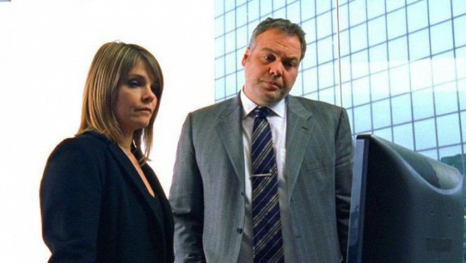 Law & Order: Criminal Intent - Please Note We Are No Longer Accepting Letters of Recommendation from Henry Kissinger - Van film - Kathryn Erbe, Vincent D'Onofrio