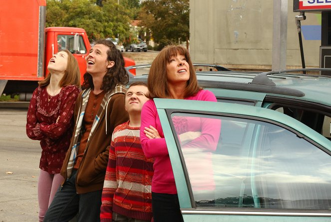 Uma Família Perdida no Meio do Nada - Thanksgiving IX - Do filme - Eden Sher, Charlie McDermott, Atticus Shaffer, Patricia Heaton