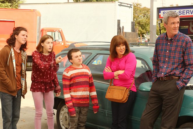 Uma Família Perdida no Meio do Nada - Thanksgiving IX - Do filme - Charlie McDermott, Eden Sher, Atticus Shaffer, Patricia Heaton, Neil Flynn