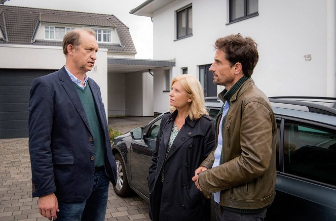 Tatort - Im toten Winkel - De la película - Peter-Heinrich Brix, Sabine Postel, Oliver Mommsen