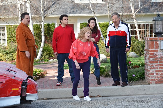 The Goldbergs - The Circle of Driving - Photos - Jeff Garlin, Troy Gentile, Wendi McLendon-Covey, Hayley Orrantia, George Segal