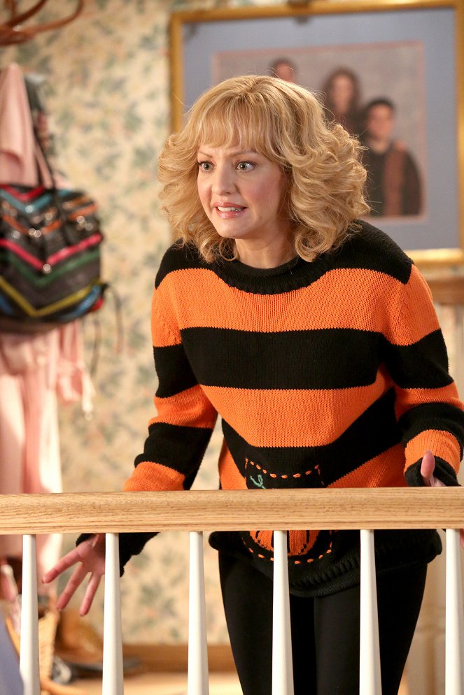 The Goldbergs - Who Are You Going to Telephone? - Photos - Wendi McLendon-Covey
