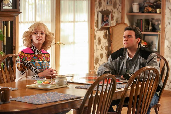 The Goldbergs - Season 1 - Call Me When You Get There - Photos - Wendi McLendon-Covey, Troy Gentile