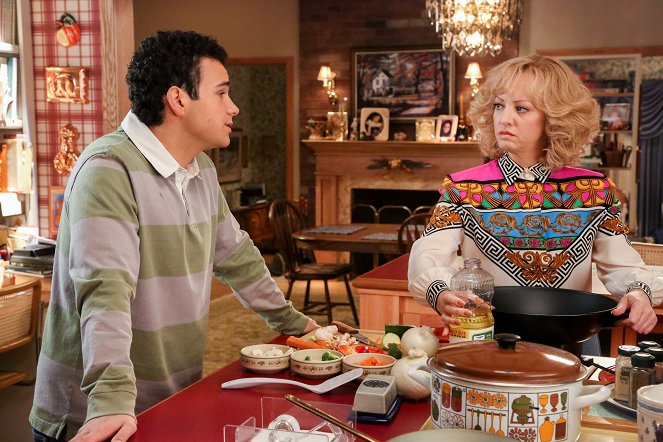 The Goldbergs - Call Me When You Get There - Photos - Troy Gentile, Wendi McLendon-Covey