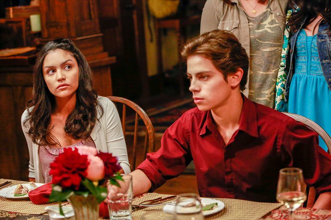 The Fosters - Saturday - Van film - Bianca A. Santos, Jake T. Austin