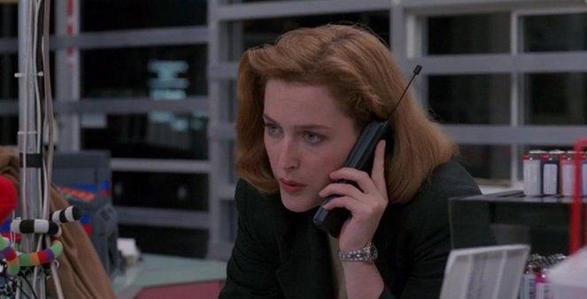 X-akták - Season 3 - Gyilkos csótányok - Filmfotók - Gillian Anderson