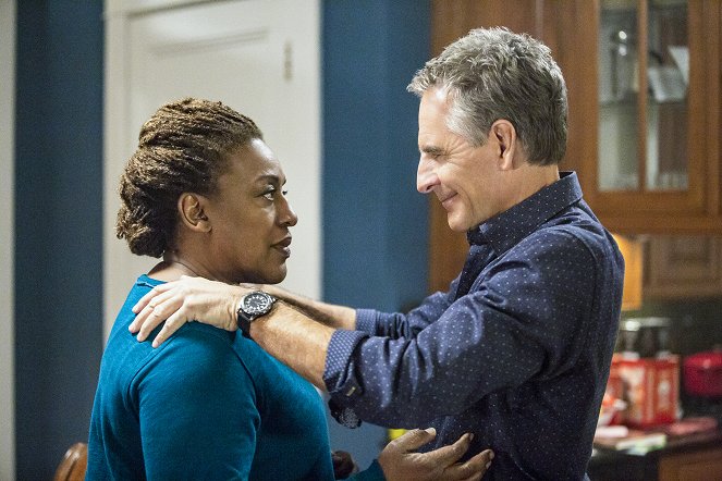 NCIS: New Orleans - End of the Line - Film - CCH Pounder, Scott Bakula