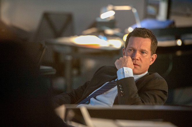 Unforgettable - Season 3 - Admissions - Photos - Dylan Walsh