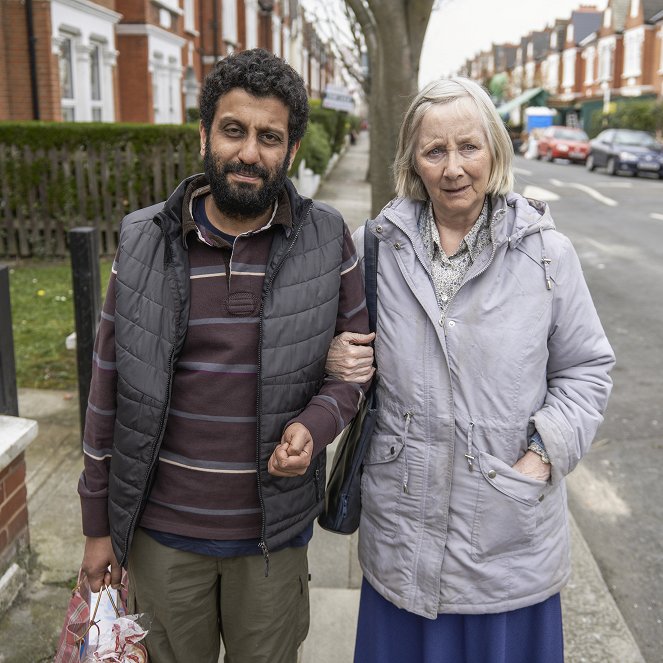 Wir sind alle Millionäre - Werbefoto - Adeel Akhtar, Gemma Jones