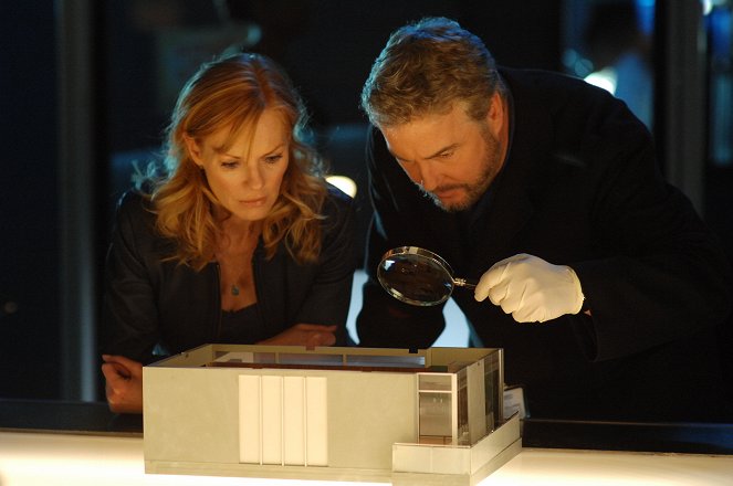 CSI: Crime Scene Investigation - Season 7 - Monster in the Box - Photos - William Petersen, Marg Helgenberger