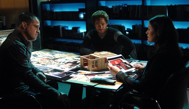 CSI: Crime Scene Investigation - Season 7 - Monster in the Box - Photos - George Eads, Gary Dourdan, Jorja Fox