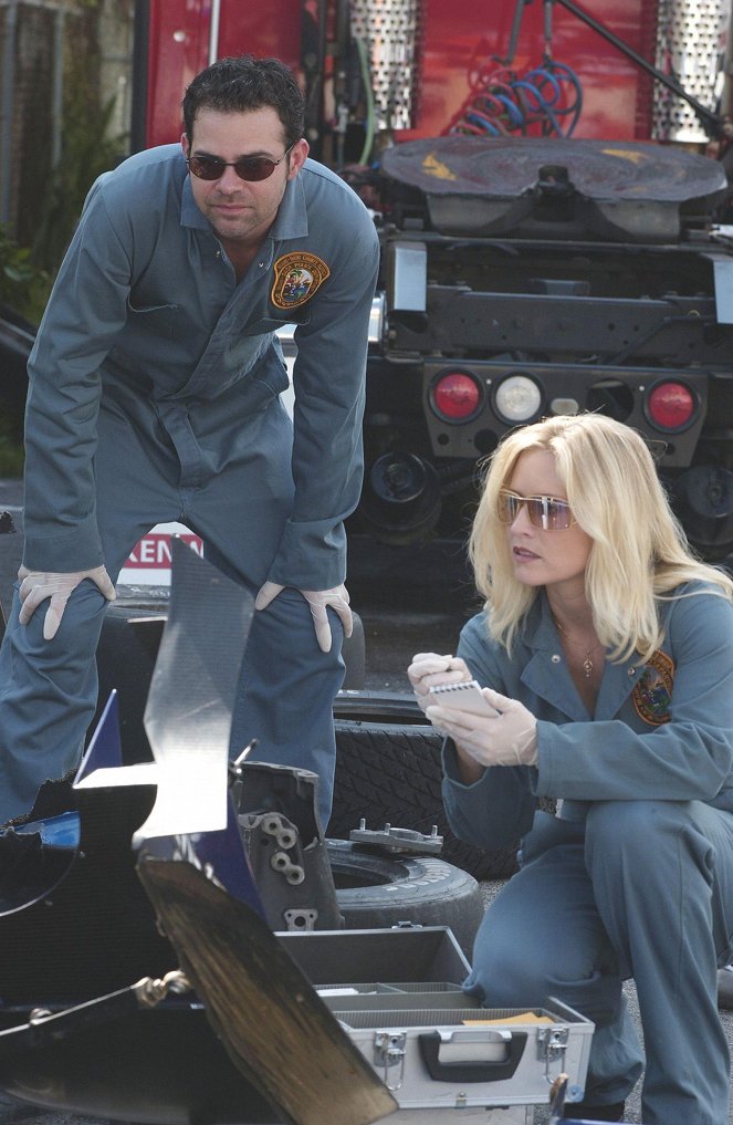 CSI: Miami - Season 2 - Grand Prix - Photos - Rory Cochrane, Emily Procter