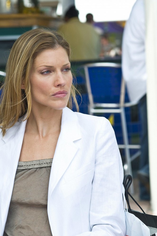 Burn Notice - Breaking and Entering - Photos - Tricia Helfer