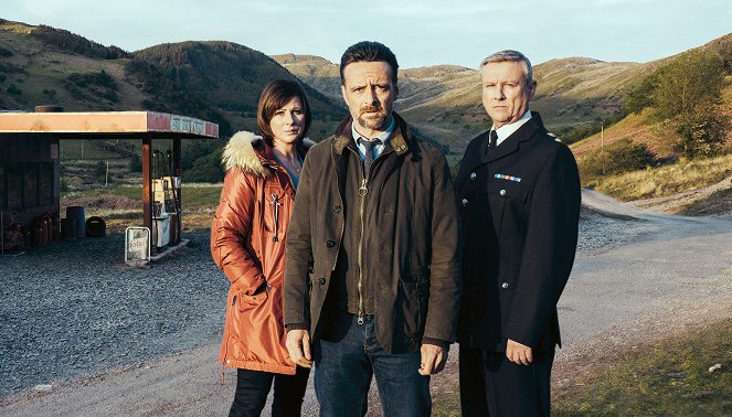 Inspector Mathias - Mord in Wales - Season 2 - Feuernacht - Werbefoto - Mali Harries, Richard Harrington, Aneirin Hughes
