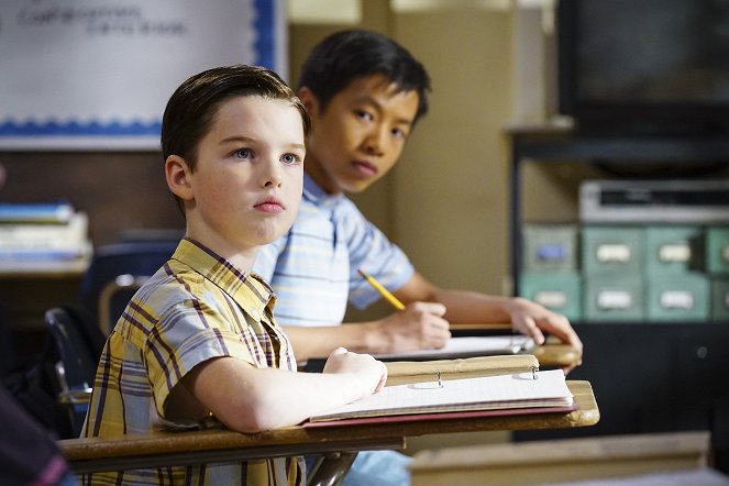 Young Sheldon - Départ pour Dallas - Film - Iain Armitage, Ryan Phuong