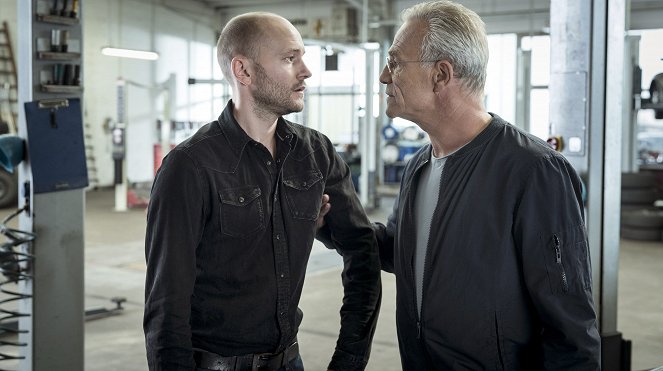 Tatort - Mitgehangen - Photos - Moritz Grove, Klaus J. Behrendt