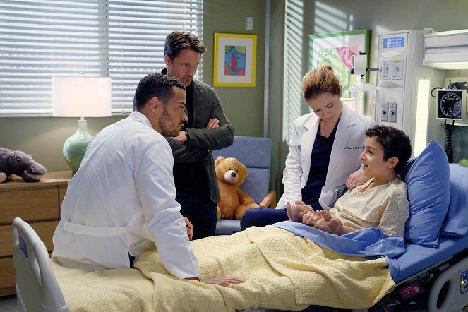 Grey's Anatomy - The Me Nobody Knows - Photos - Jesse Williams, Martin Henderson, Sarah Drew, Elisha Henig