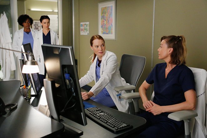 Grey's Anatomy - The Me Nobody Knows - Photos - Jerrika Hinton, Caterina Scorsone, Samantha Sloyan, Ellen Pompeo