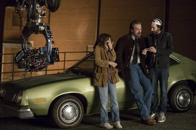Stranger Things - Season 2 - Forgatási fotók - Winona Ryder, David Harbour