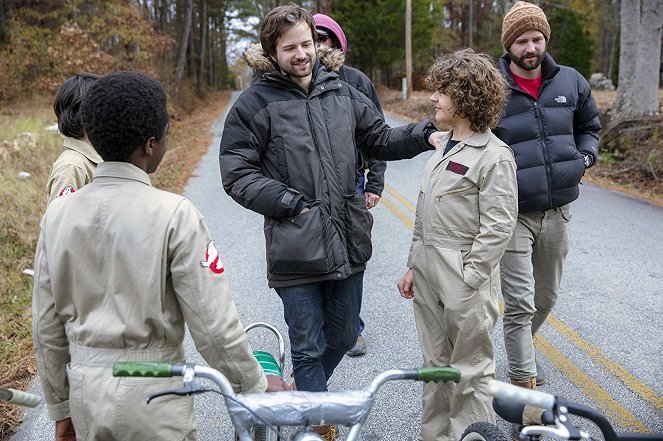 Stranger Things - Capítulo dois: Gostosura ou travessura, aberração - De filmagens - Matt Duffer, Gaten Matarazzo, Ross Duffer