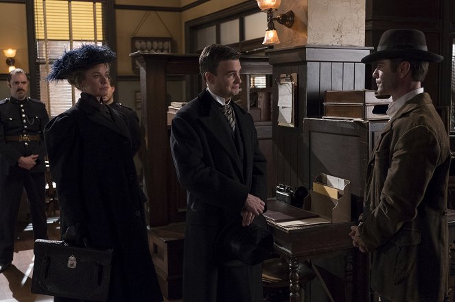 Murdoch Mysteries - Up from Ashes - Photos - Helene Joy, Robin Dunne, Yannick Bisson
