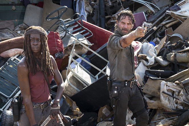 The Walking Dead - The Lost and the Plunderers - Photos - Danai Gurira, Andrew Lincoln