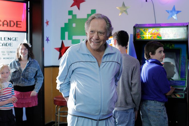 The Goldbergs - Season 1 - The Age of Darkness - Photos - George Segal