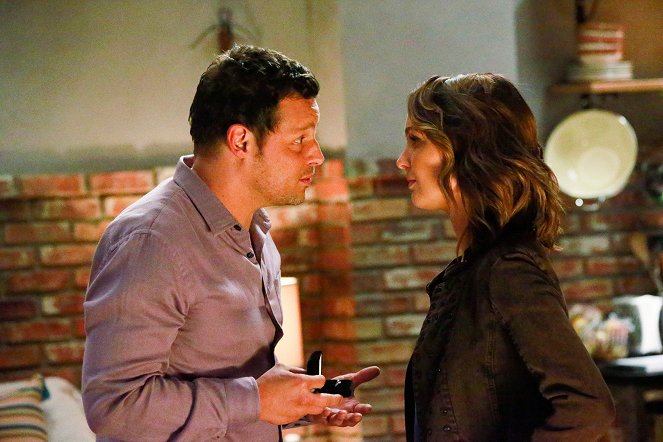 Grey's Anatomy - Things We Lost in the Fire - Photos - Justin Chambers, Camilla Luddington