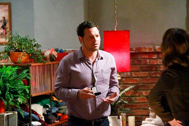 Grey's Anatomy - Season 12 - Things We Lost in the Fire - Photos - Justin Chambers