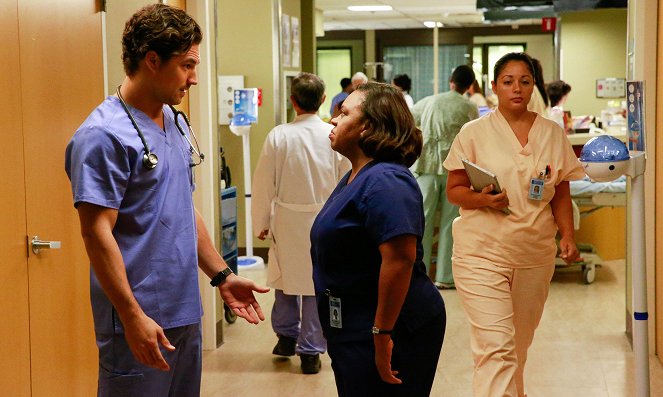 Grey's Anatomy - Season 12 - Things We Lost in the Fire - Photos - Giacomo Gianniotti, Chandra Wilson