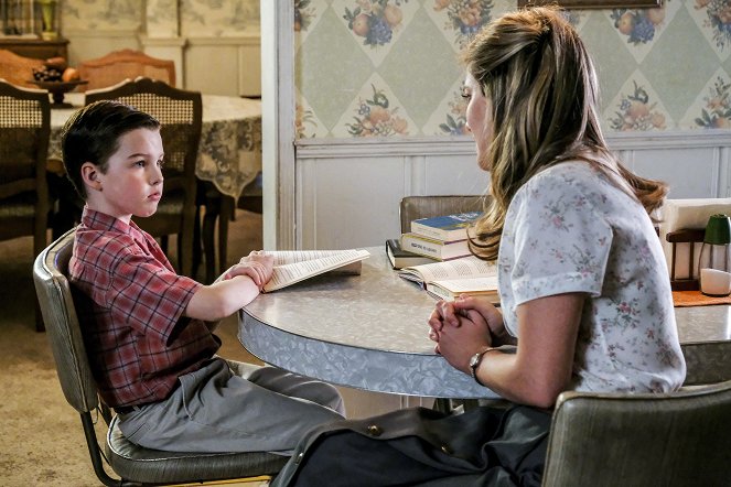Young Sheldon - Demons, Sunday School, and Prime Numbers - Photos - Iain Armitage, Zoe Perry