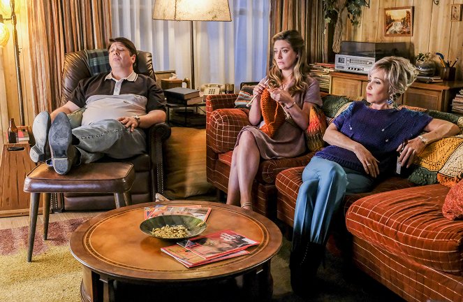 Young Sheldon - Demons, Sunday School, and Prime Numbers - Photos - Lance Barber, Zoe Perry, Annie Potts
