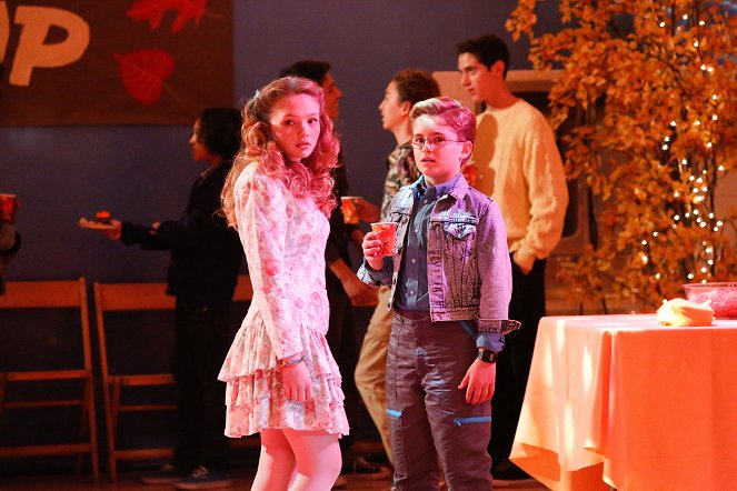 The Goldbergs - You Opened the Door - Photos - Natalie Alyn Lind, Sean Giambrone