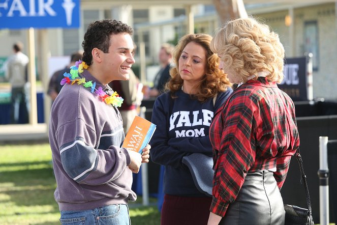 The Goldbergs - The Other Smother - Photos - Troy Gentile, Wendi McLendon-Covey