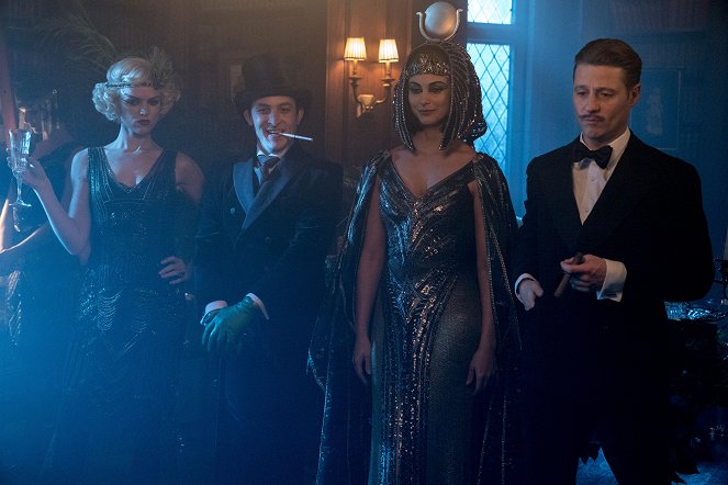 Gotham - Krásná temnota - Z filmu - Erin Richards, Robin Lord Taylor, Morena Baccarin, Ben McKenzie