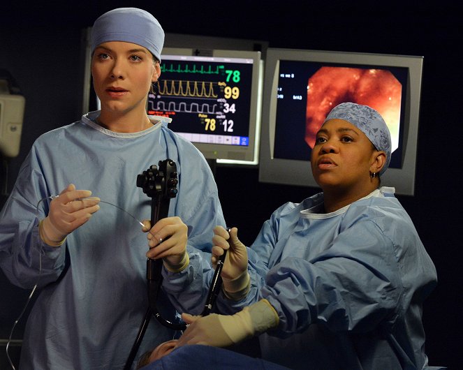 Chirurdzy - Wstań i postaw się - Z filmu - Tessa Ferrer, Chandra Wilson