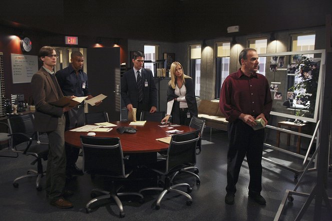 Criminal Minds - Season 2 - The Last Word - Photos - Matthew Gray Gubler, Shemar Moore, Thomas Gibson, A.J. Cook, Mandy Patinkin