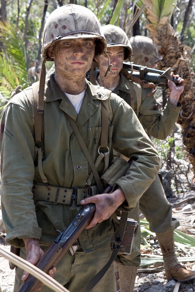 O Pacífico - Peleliu Landing - Do filme - Martin McCann, Rami Malek