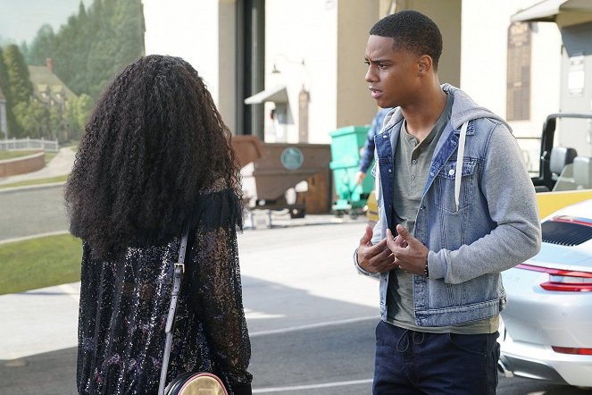 Famous in Love - Secrets & Pies - Photos - Keith Powers
