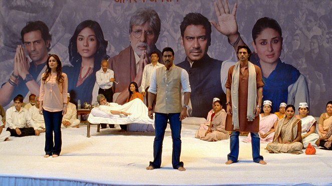 Der Widerstand - Filmfotos - Kareena Kapoor, Ajay Devgan, Arjun Rampal