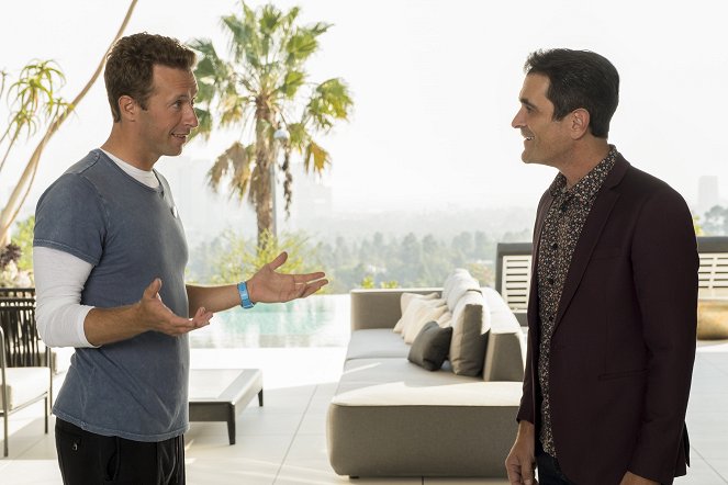 Modern Family - Brushes with Celebrity - Photos - Chris Martin, Ty Burrell