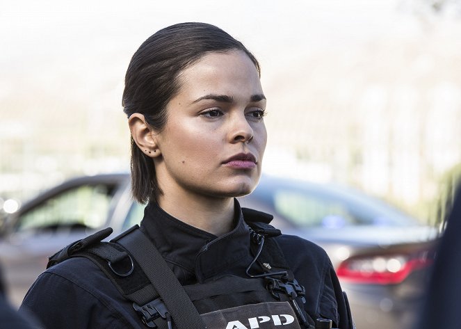 S.W.A.T. - Season 1 - Blindspots - Photos - Lina Esco