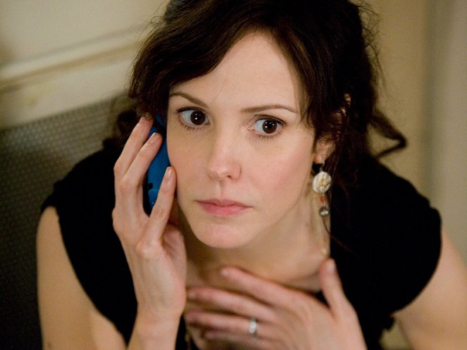 Weeds - Doing the Backstroke - Photos - Mary-Louise Parker