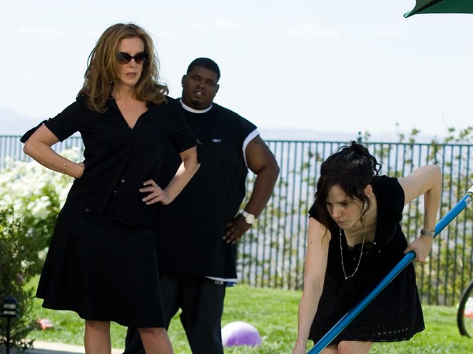 Weeds - Season 3 - A Pool and His Money - Photos - Elizabeth Perkins, Mary-Louise Parker