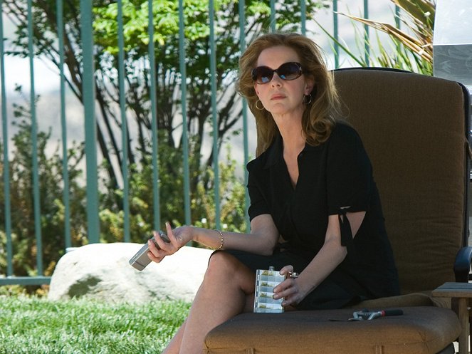 Nancy ül a fűben - A Pool and His Money - Filmfotók - Elizabeth Perkins