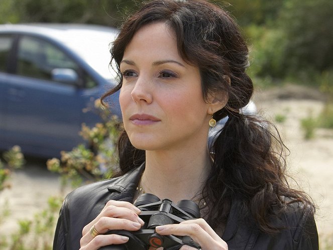 Weeds - Mother Thinks the Birds Are After Her - Photos - Mary-Louise Parker