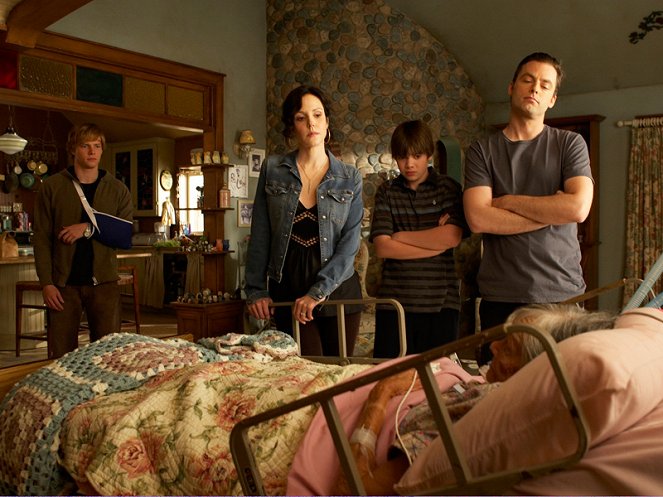 Weeds - Season 4 - Mother Thinks the Birds Are After Her - Photos - Hunter Parrish, Mary-Louise Parker, Alexander Gould, Justin Kirk