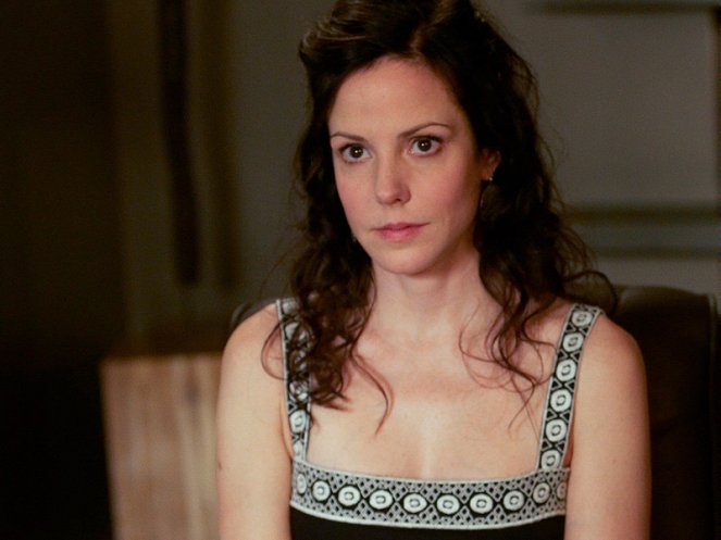 Nancy ül a fűben - If You Work for a Living, Then Why Do You Kill Yourself Working? - Filmfotók - Mary-Louise Parker