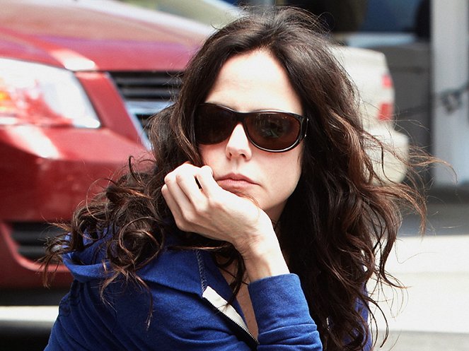 Weeds - Season 6 - Felling and Swamping - Photos - Mary-Louise Parker